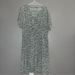 Bloomchic Midi Dress - Size 22/24 (3x)